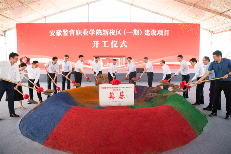 7 参加仪式的领导嘉宾共同为项目培土奠基.jpg 7 参加仪式的领导嘉宾共同为项目培土奠基.jpg