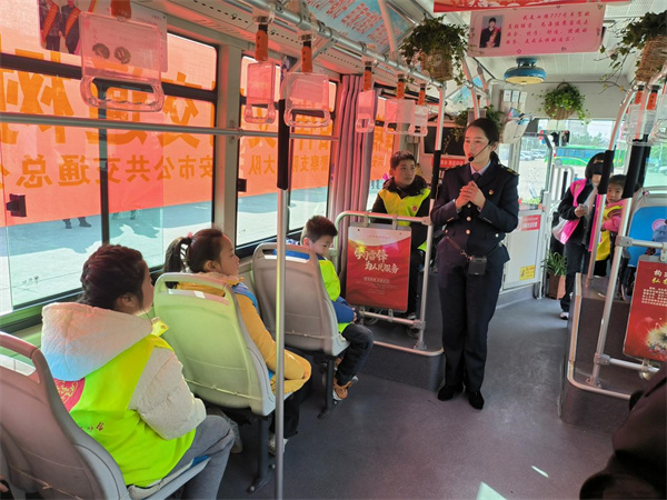 安徽全媒体小记者参加百人同行学雷锋活动