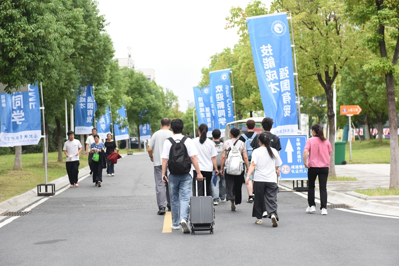 2 学校内新生报道.jpeg