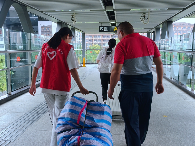 9 学校志愿者在地铁站迎新.jpg