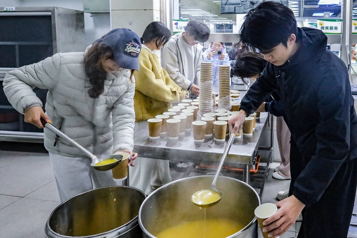 学生打包南瓜粥-中景.jpg