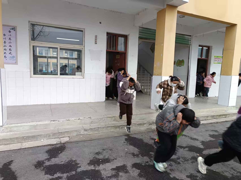 固镇县谷阳中心校宋店小学：防震演练筑防线 安全意识伴成长 (1).jpg