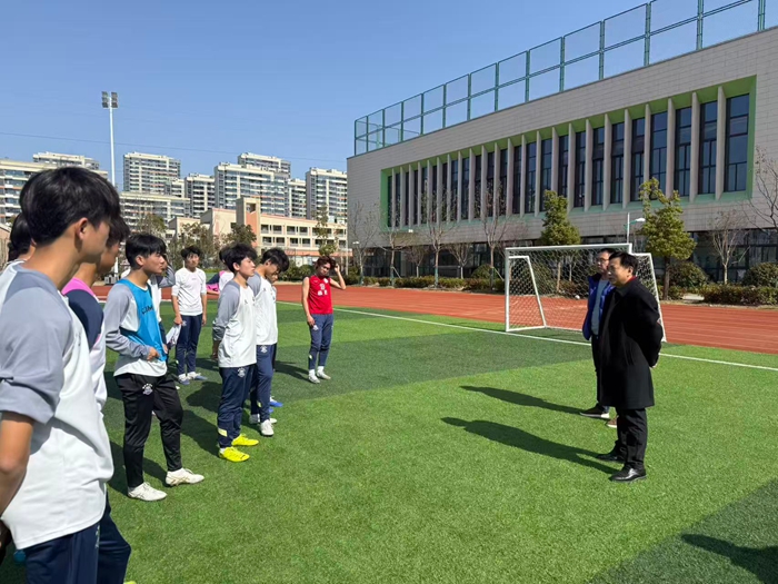 2.24-1庐阳高中党委书记裴劲慰问足球冬训师生.jpg