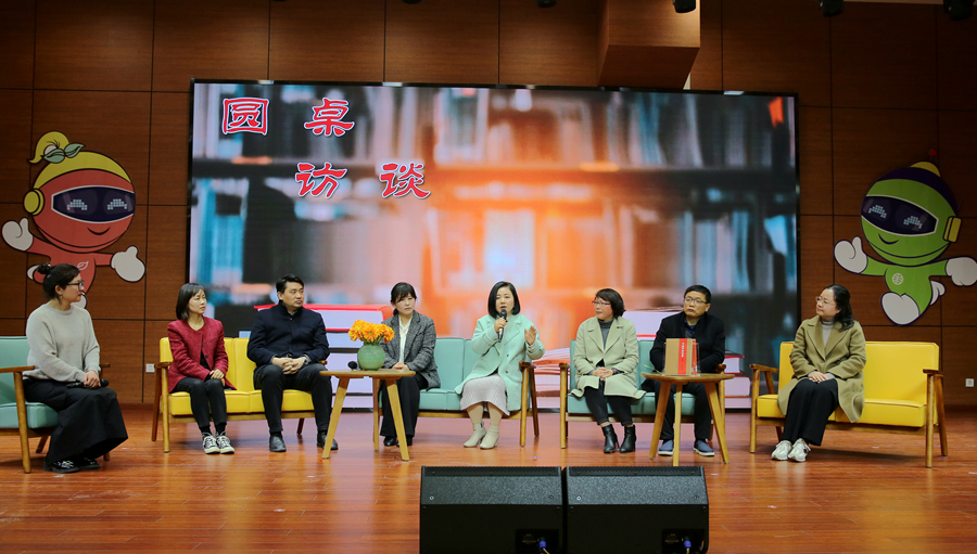 合肥市教育局副局长陈雪梅,包河区区委常委、宣传部长赵晓晖,安徽省少年儿童出版社总编辑阮怀伟、安徽省图书馆少儿部主任朱海峰,合肥市青年路小学教育集团理事长徐翠银等人就全社会营造支持青少年阅读优质环境展开主题探讨。.jpg 合肥市教育局副局长陈雪梅,包河区区委常委、宣传部长赵晓晖,安徽省少年儿童出版社总编辑阮怀伟、安徽省图书馆少儿部主任朱海峰,合肥市青年路小学教育集团理事长徐翠银等人就全社会营造支持青少年阅读优质环境展开主题探讨。.jpg