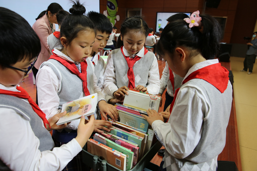 观摩课上,学生们学习如何选择图书。.jpg 观摩课上,学生们学习如何选择图书。.jpg