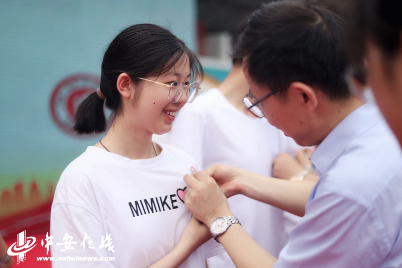 校领导为毕业生佩戴成人纪念章.jpg 校领导为毕业生佩戴成人纪念章.jpg